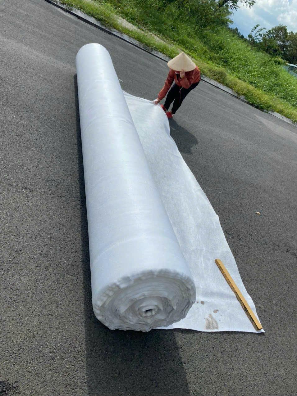 Vải địa kỹ thuật được lót dưới đáy chậu cây để tối ưu hóa thoát nước và giữ đất